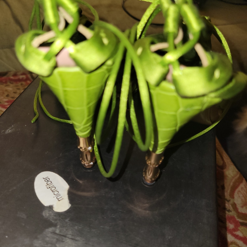 Gucci Women's Vibrant Green Lace-Up Sandals - Picture 4 of 7